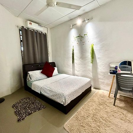 Entire 33 Cozy House • 3 Bedroom @ Alma ブキッ・ムルタジャム エクステリア 写真